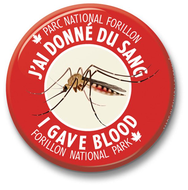 A red button with a mosquito and bilingual text about blood donation.
